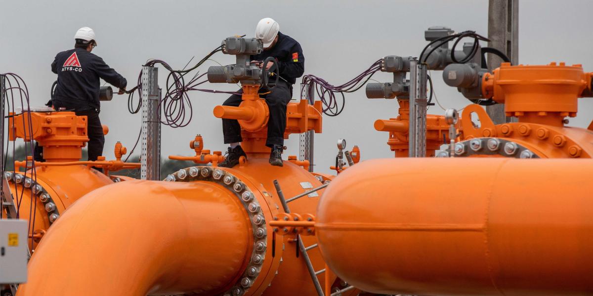 A hosszú távú szerződéssel érkező orosz gáz kiváltására 2027-ig kell megoldást találnia a kormánynak