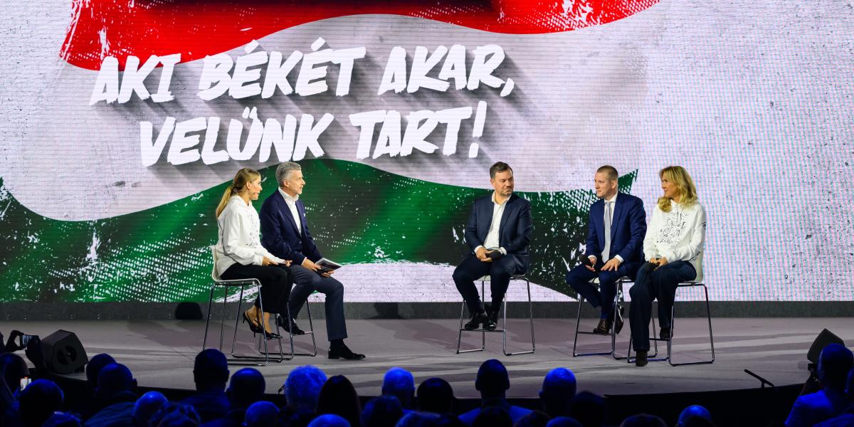 Középen Nacsa Olivér a digitális polgári körök által szervezett első háborúellenes gyűlésen november 15-én.