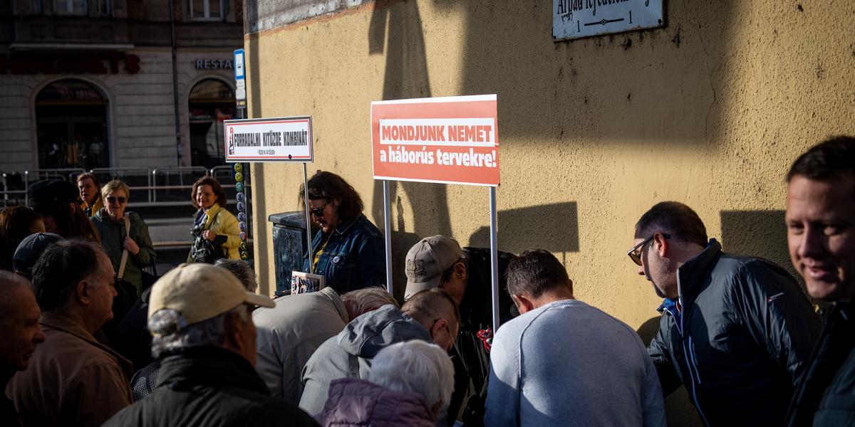 Korábban pultok mögött gyűjtöttek aláírásokat, ma már az ajtókon is bekopognak a Fidesz-aktivisták