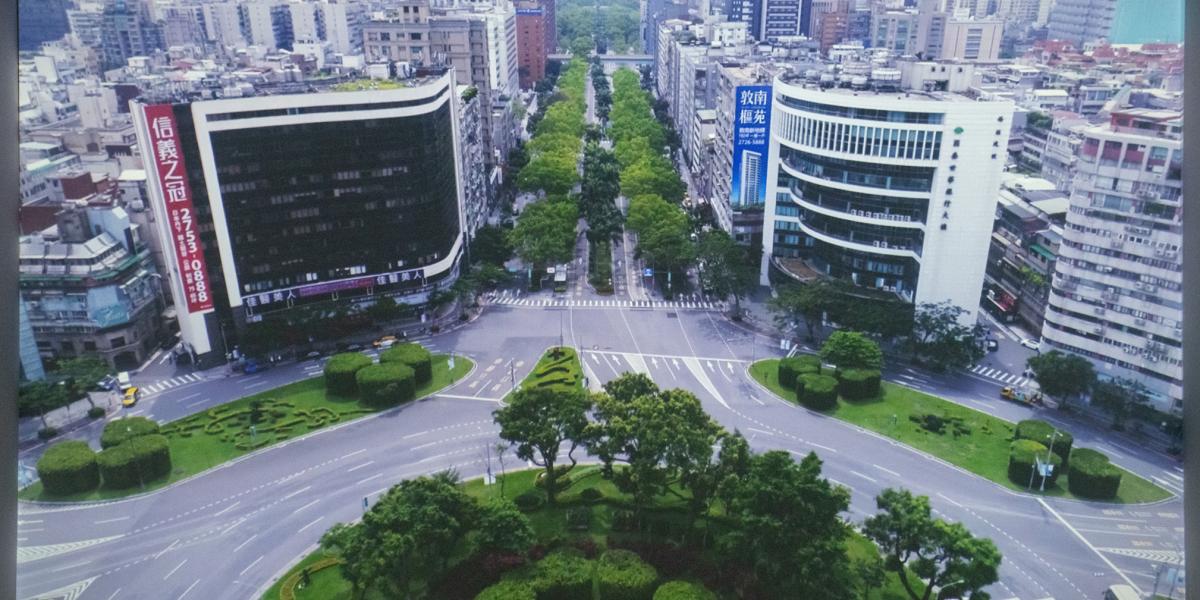 Yuan Goang- Ming 2018-as Napi hadgyakorlat című videóján a főváros, Tajpej kiürült tereit látjuk
