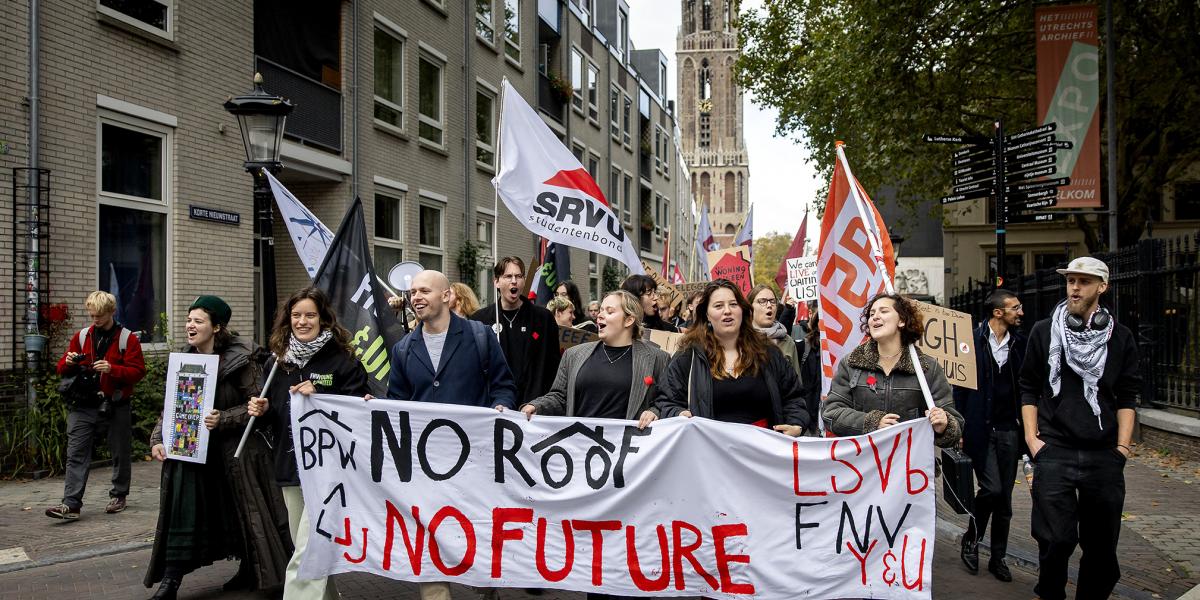 Fiatalok tiltakoznak a hollandiai Utrechtben a lakhatási válság ellen. Rob Jetten azzal nyert, hogy megoldásokat vázolt fel