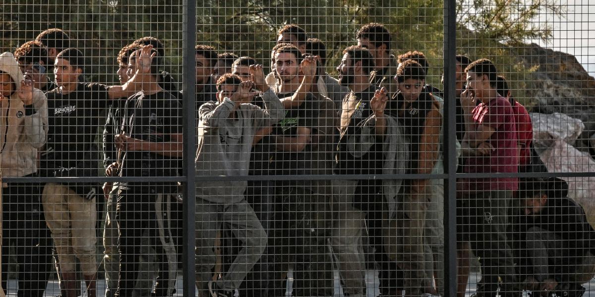 Menedékkérők várakoznak a partraszállás után Görögországban