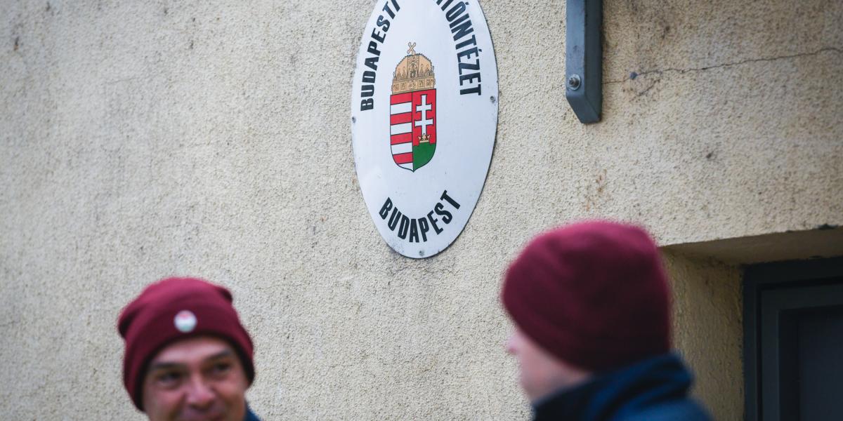 Rendőrök a Szőlő utcai javítóintézet előtt december 10-én 