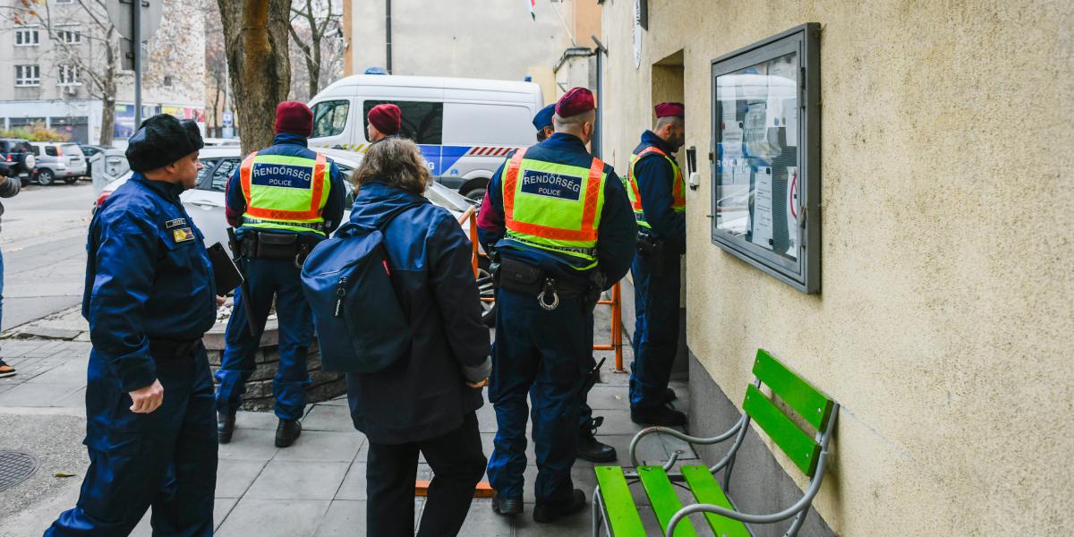 Rendőrök és bv-s dolgozók érkeznek a Szőlő utcai javítóintézetbe