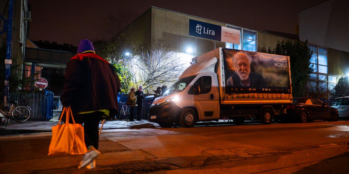 A teherautó a Magvető Kiadónál