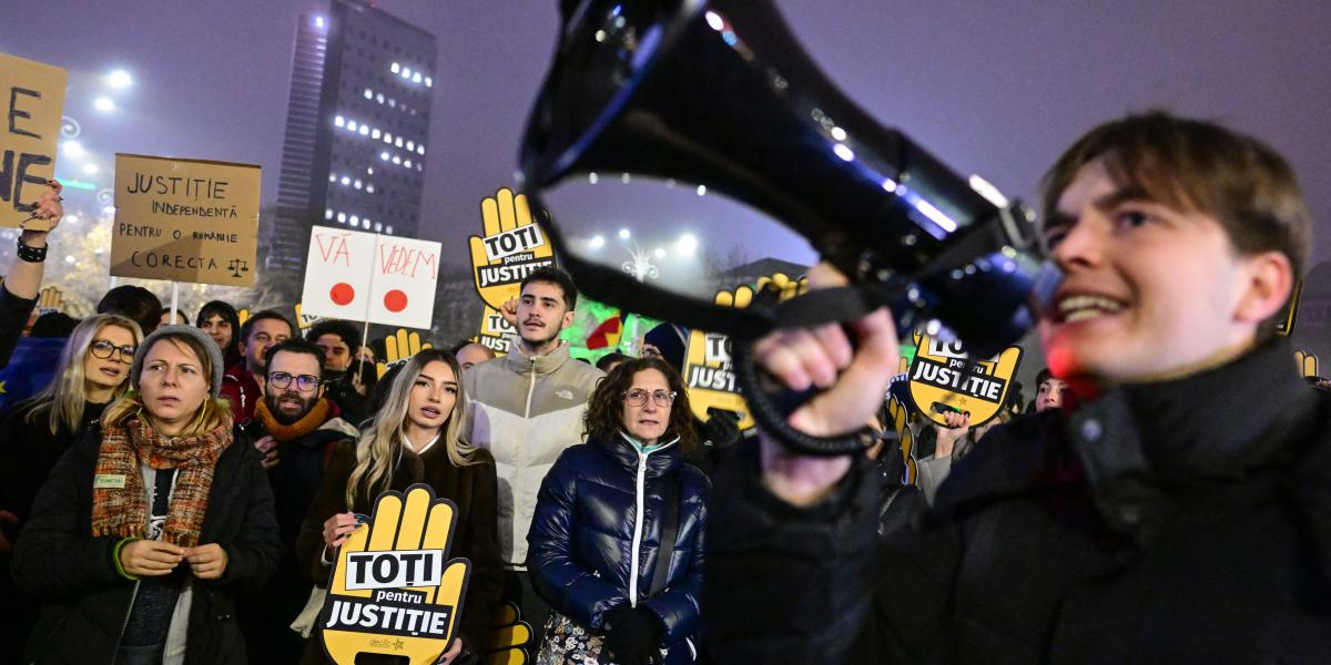 Tüntetők a román kormány székháza előtt Bukarestben, 2025. december 12-én