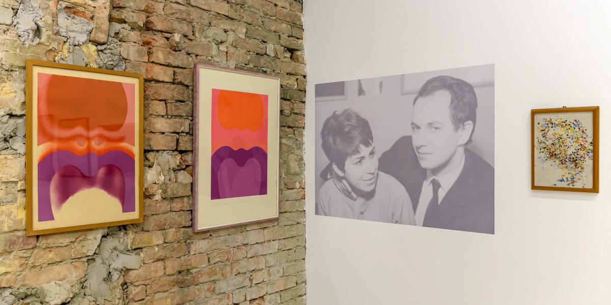 Tandori Dezső és felesége, Tandori Ágnes, mellettük Keserü Ilona két alkotása és Veszelszky Béla egy műve