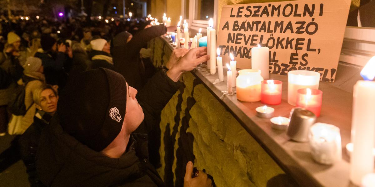 Demonstráció  a Szőlő utcai javítóintézet előtt 2025. december 14-én 