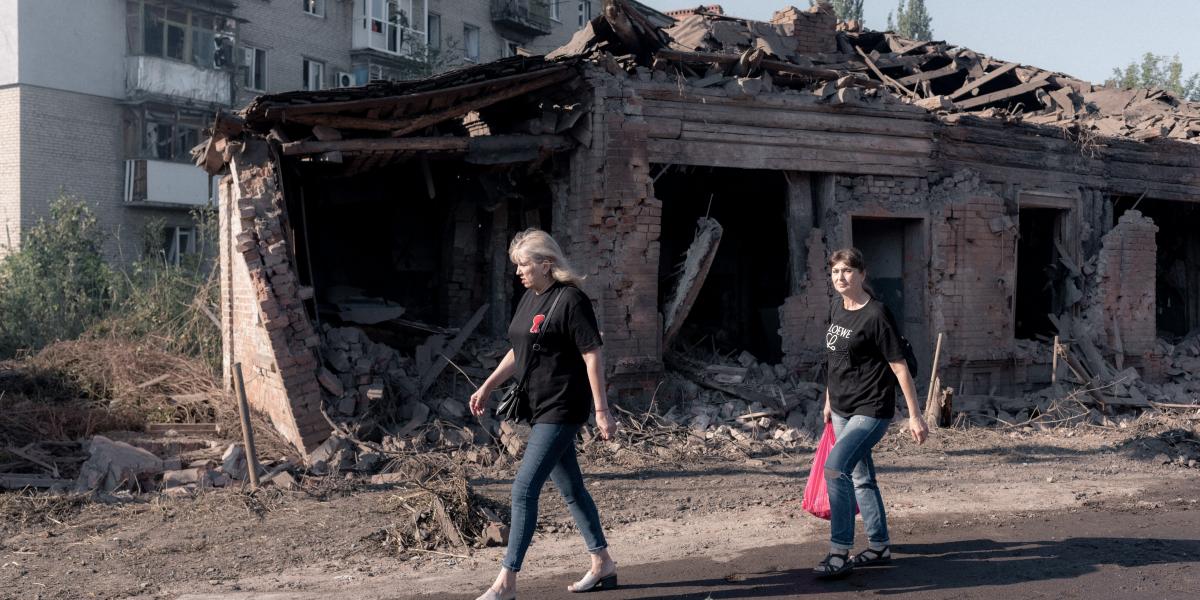 Illusztráció: Civilek egy lebombázott utcában Szlovianszkban, a Donbász egyik központjában 