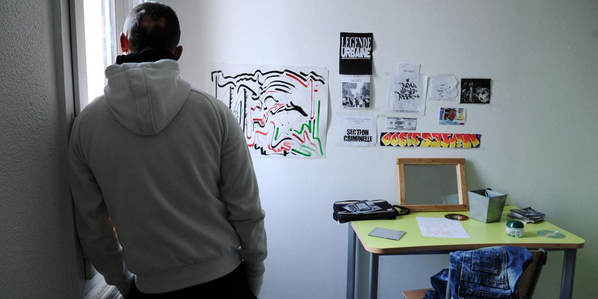 Egy többszörös visszaeső fiatalkorú a Valence külvárosában lévő Zárt Oktatási Központban (Centre éducatif fermé – CEF). Franciaországban összesen 44 ilyen intézmény működik. A fiatalok egyebek mellett azt sajátítják el, hogyan kerülhetik el a börtönt