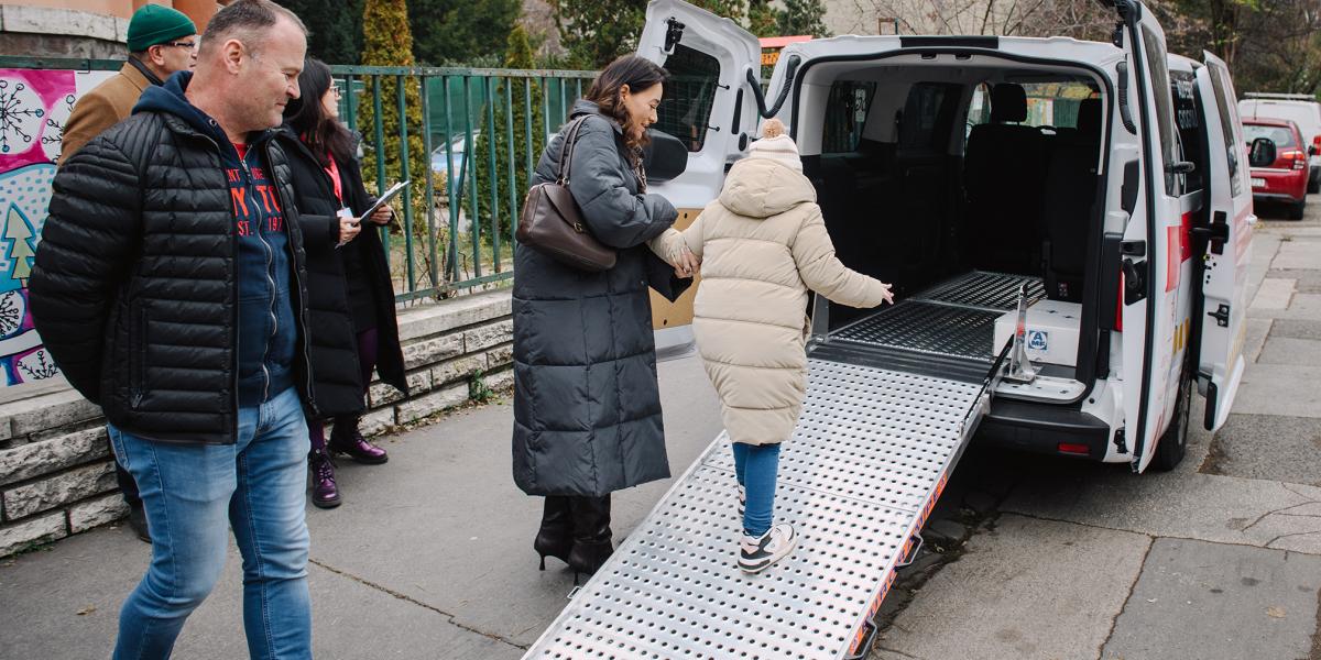 Hédi elképesztő akaraterővel, kerekesszék nélkül szállt fel a kisbuszra