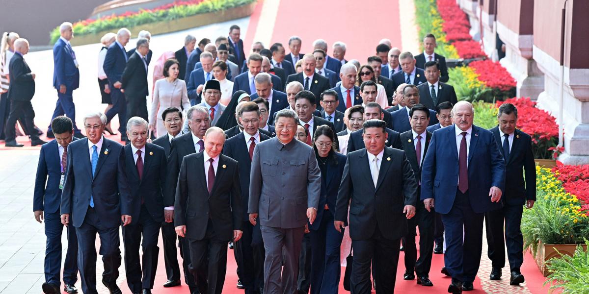 Kína és a szövetséges államok vezetői az idei pekingi győzelem napi parádén. A menet élén Putyin, Hszi Csin-ping, Kim Dzsongun és Lukasenka, a sor végén Szijjártó Péter
