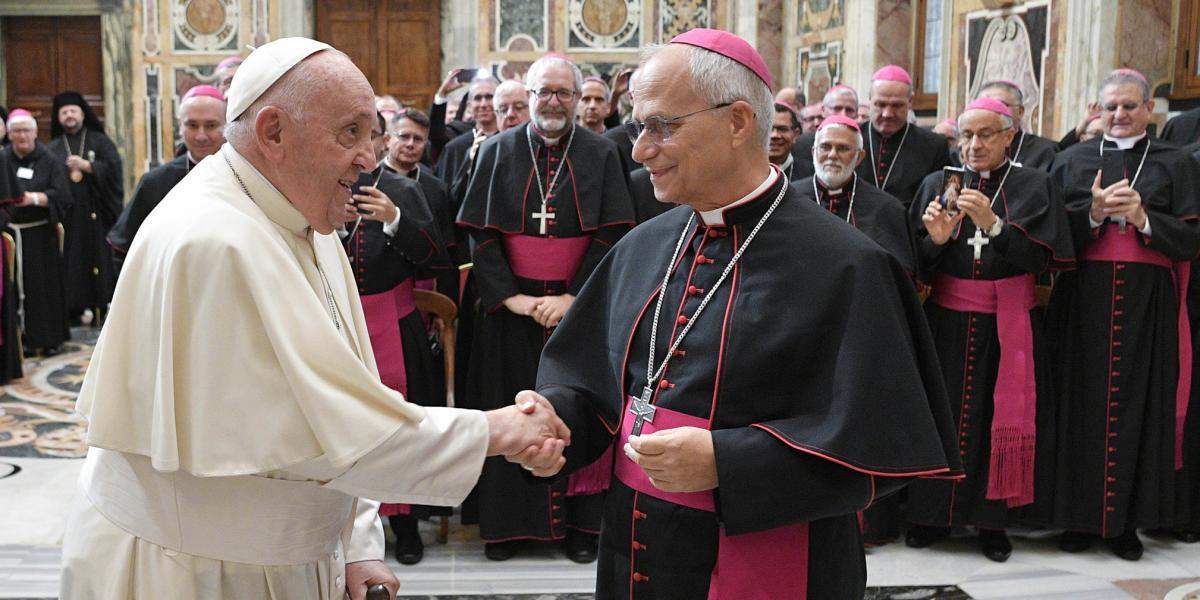 Ferenc pápa és utódja, Robert Francis Prevost még bíborosként, 2023-ban. XIV. Leó nem szakított elődjével, de más hangsúlyokat helyezett a Vatikán külpolitikájába