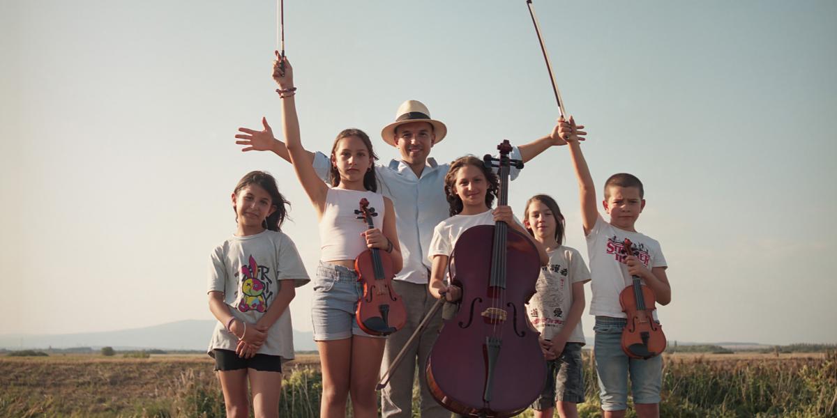 A Danubia Zenekar és a Magyar Máltai Szeretetszolgálat közös zenei szociális-integrációs programjának csendes állítása, hogy a kulturális kirekesztés legalább akkora probléma, mint az anyagi és szociális kirekesztés