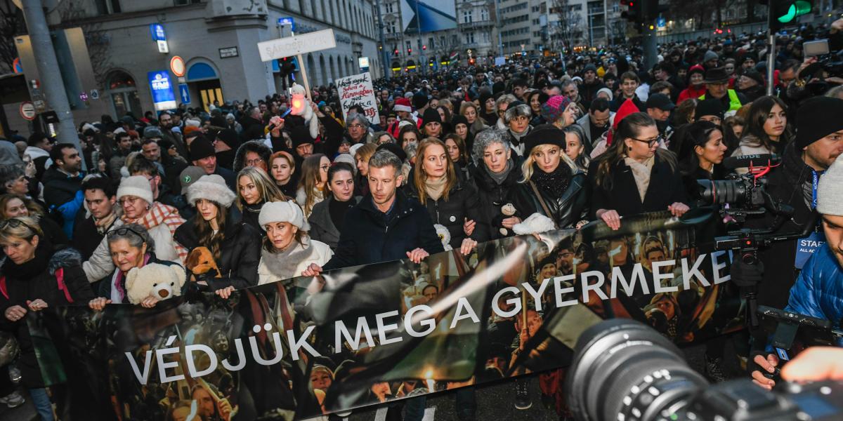A Tisza Párt demonstrációja a gyermekbántalmazás ellen december 13-án 