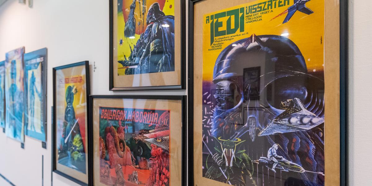 Sci-fi-plakátok a falakon 