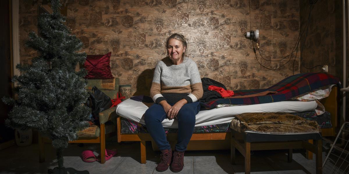 Műfenyő, az ágyon pedig normális matrac van az albérletben