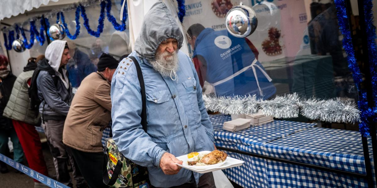  Ételosztás Csepelen az Ökumenikus Segélyszervezet szervezésében