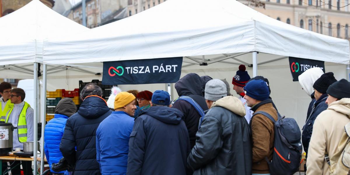 Résztvevők a Tisza Párt Blaha Lujza téri ételosztásán 