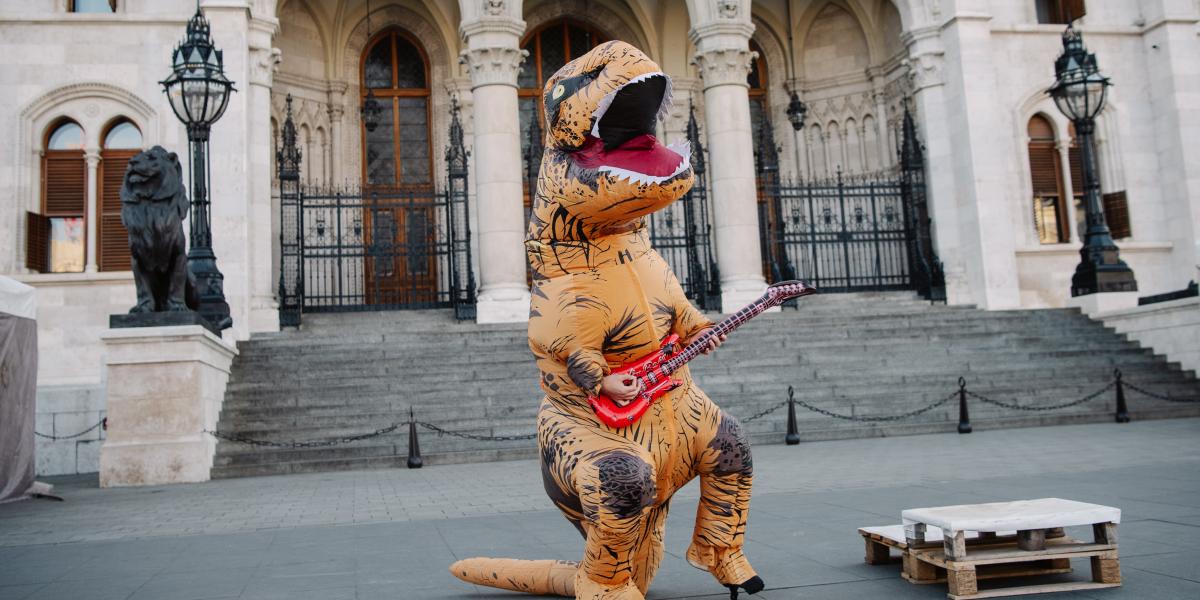 Az MKKP demonstrációja a Parlament előtt június 17-én 