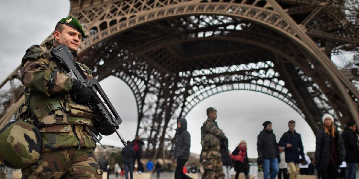 Tízezer katona is segíti a legveszélyeztetettebb objektumok védelmét FOTÓ: EUROPRESS/GETTY IMAGES/JEFF J. MITCHELL