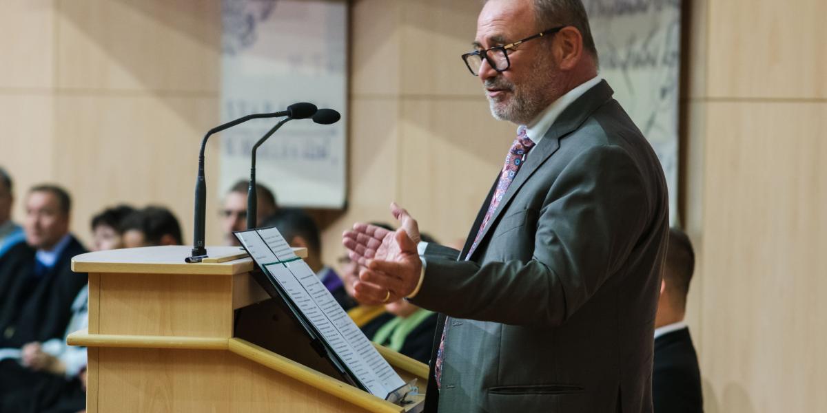 Lantos Csaba energiaügyi miniszter beszédet mond a Szegedi Tudományegyetem (SZTE) tanévnyitó ünnepi szenátusülésén 2025. szeptember 5-én