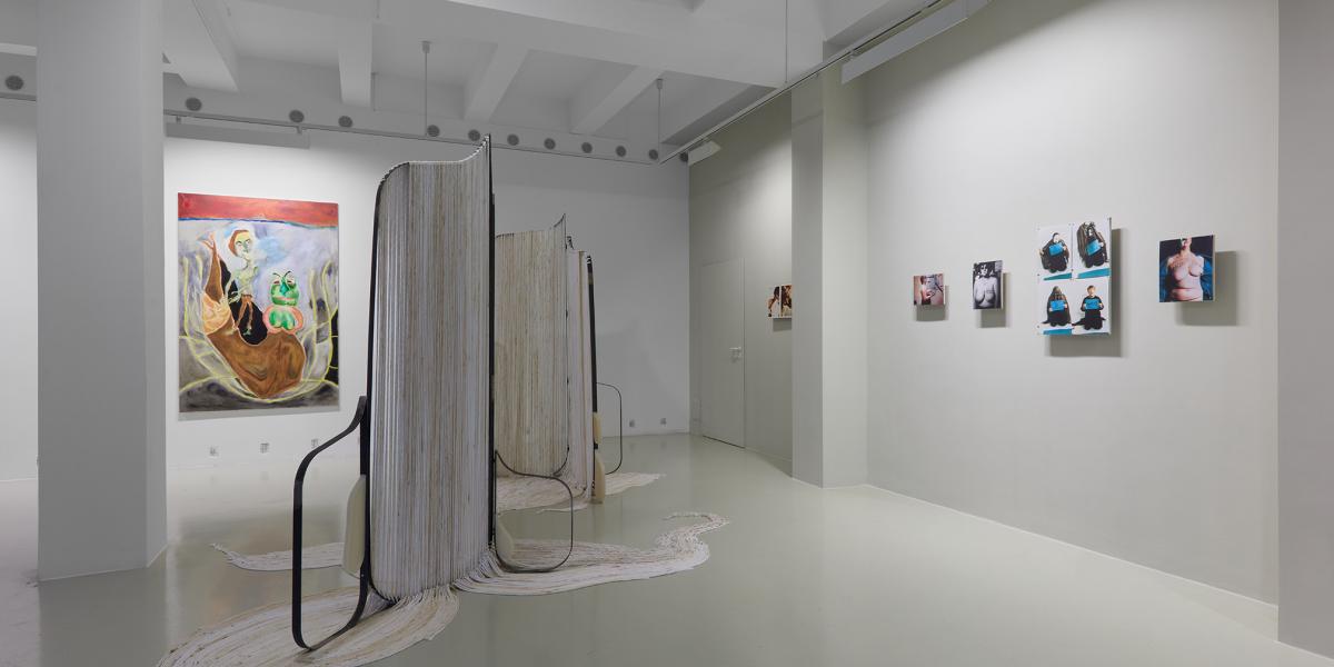 A tárlat arról szól, hogy a kiszolgáltatottság nem eleve adott