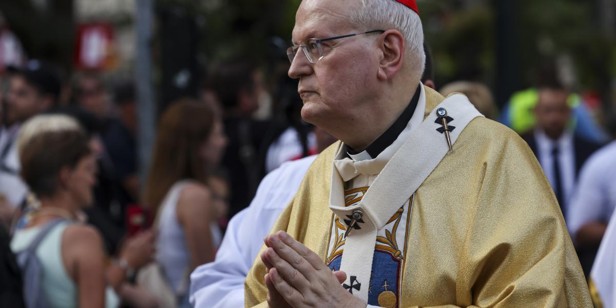 Erdő Péter bíboros, esztergom-budapesti érsek az államalapítás és Szent István király ünnepén tartott Szent Jobb-körmeneten.