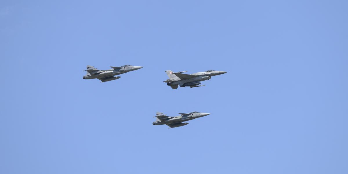 Képünk illusztráció, a lengyel légierő egyik F-16osa két Gripen kíséretében egy 2025. augusztus 15-i légibemutatón