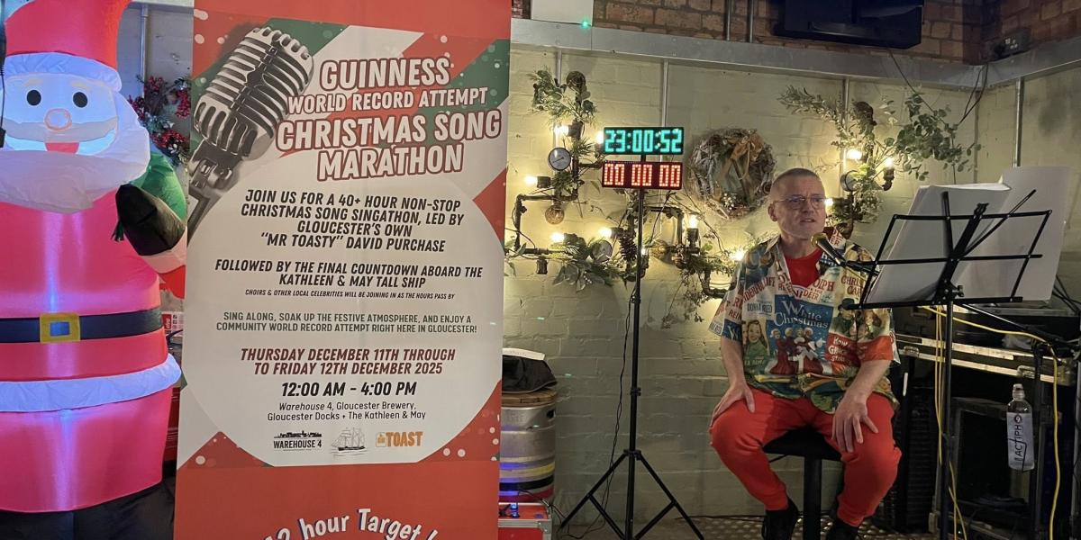 A férfi 42 órán keresztül énekelte a karácsonyi dalokat