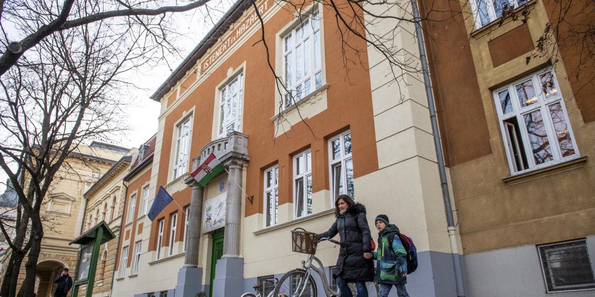 Egy református általános iskola. Az oktatásban is erős az egyházak jelenléte