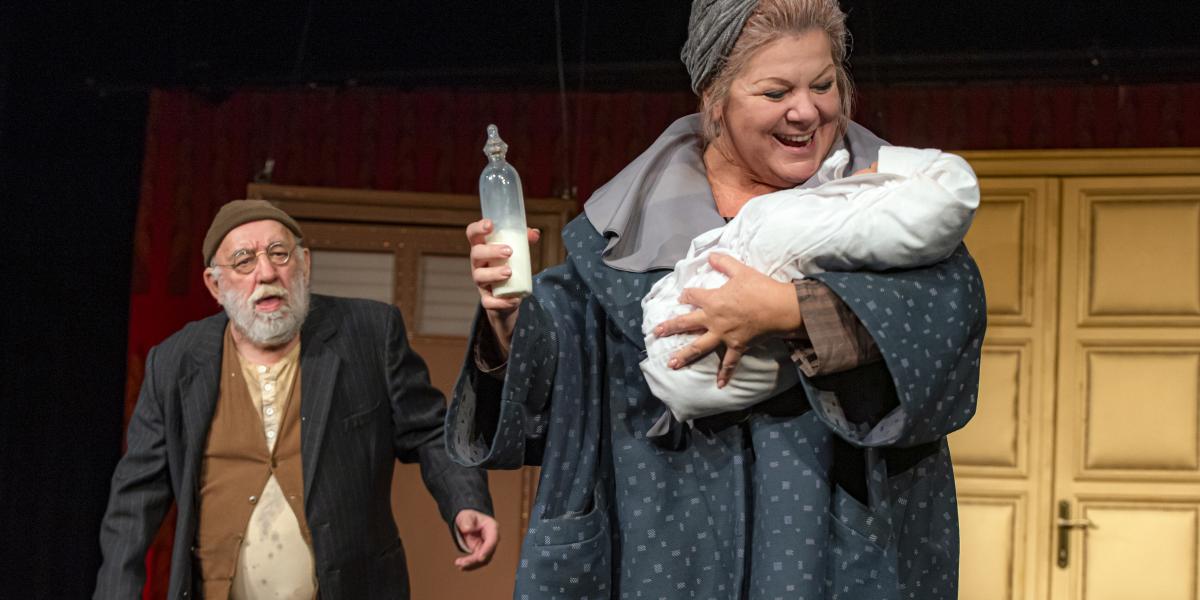 A csecsemő, Máli néni és a férje (Seres Ildikó és Szegedi Dezső) Füst Milán darabjában