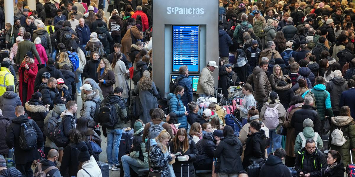 Várakozó utasok Londonban december 30-án 