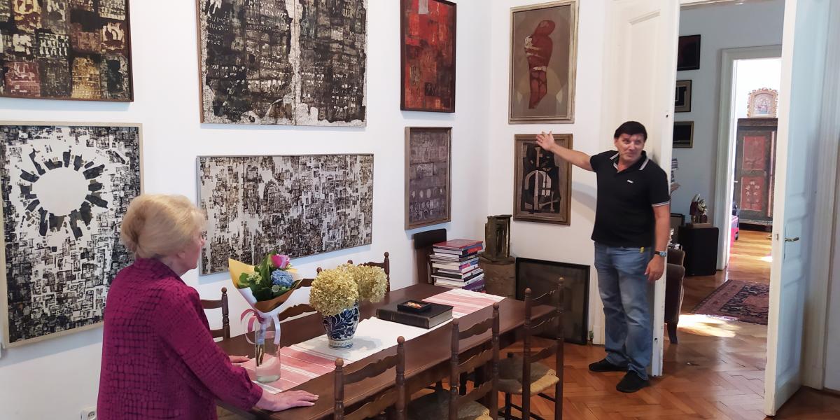 Kolozsváry Zsolt és édesanyja, Anikó. A tárlatvezetők