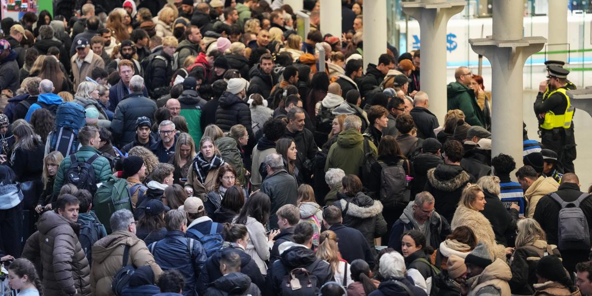 Tömegjelenetek a londoni St. Pancras pályaudvaron. 