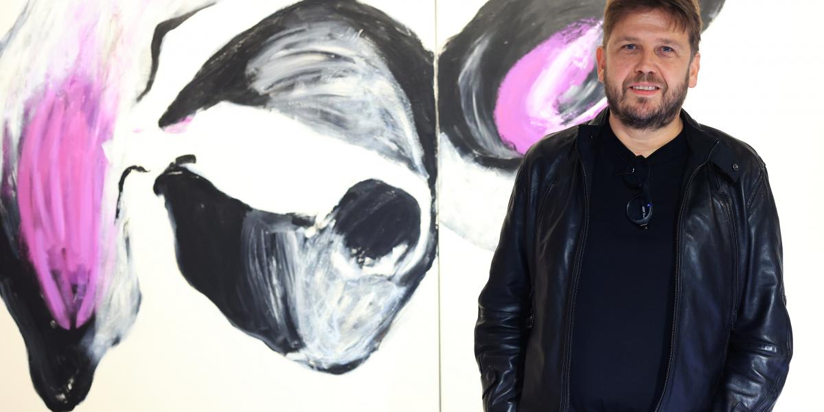 Részegh Botond figuratív beállítottságú festőnek tartja magát, de a képei absztrakcióba hajlanak