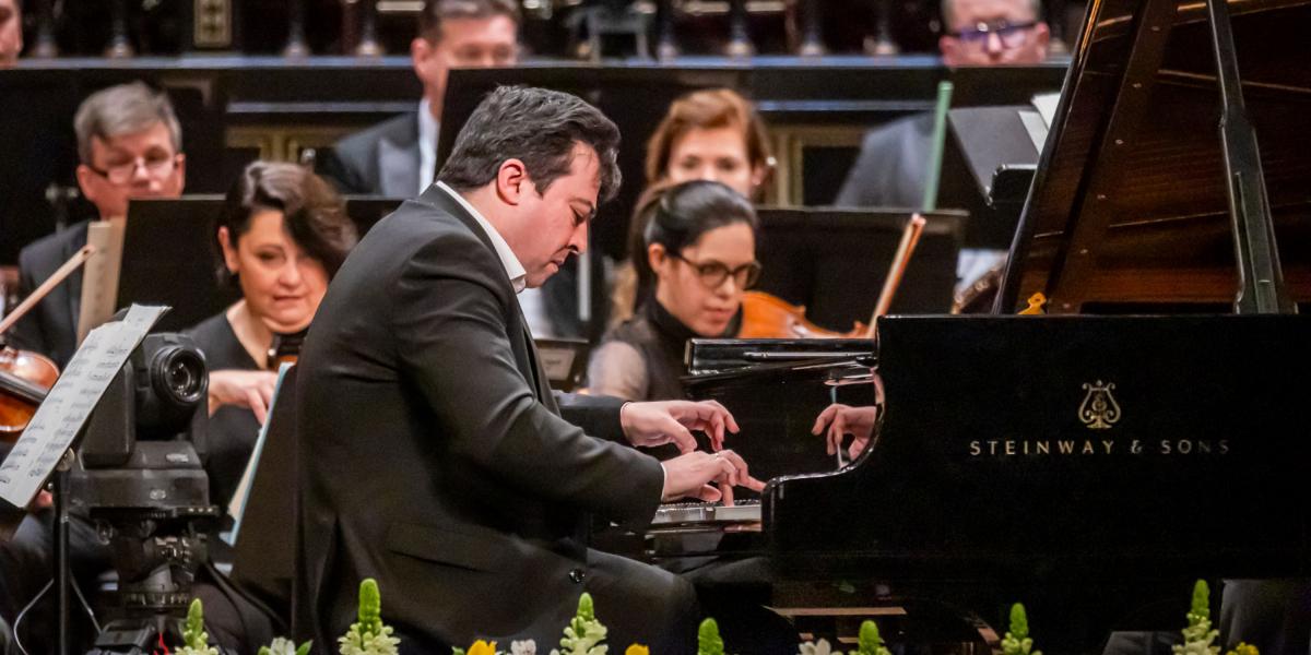 Az is előfordul, hogy a koncerten kívánságműsort hirdet