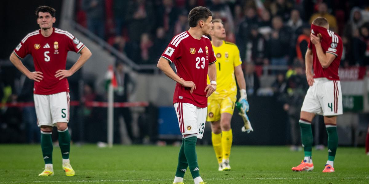 A magyar válogatott játékosai az írek elleni mérkőzés után. Az utolsó percben kapott gól miatt elúszott a pótselejtezős szereplés lehetősége