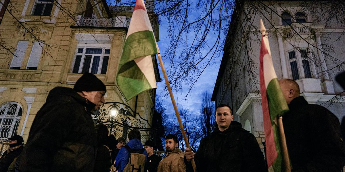 Tiltakozók a budapesti szlovák nagykövetség előtt január 3-án