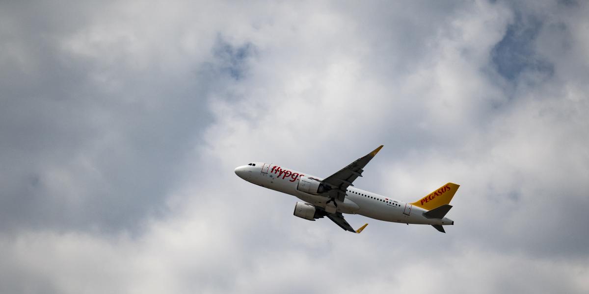 Egy ilyen Airbus A320-as gép akad el a Liszt Ferenc Nemzetközi Repülőtéren