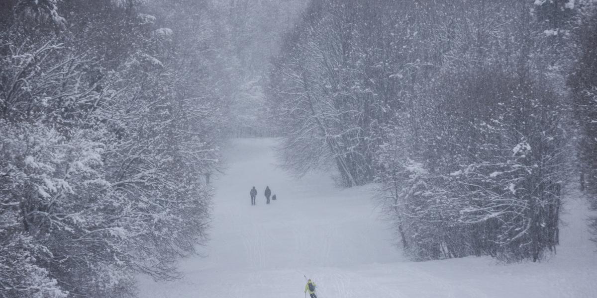 Síelő és szánkózók a pécsi sípályán 2026. január 5-én