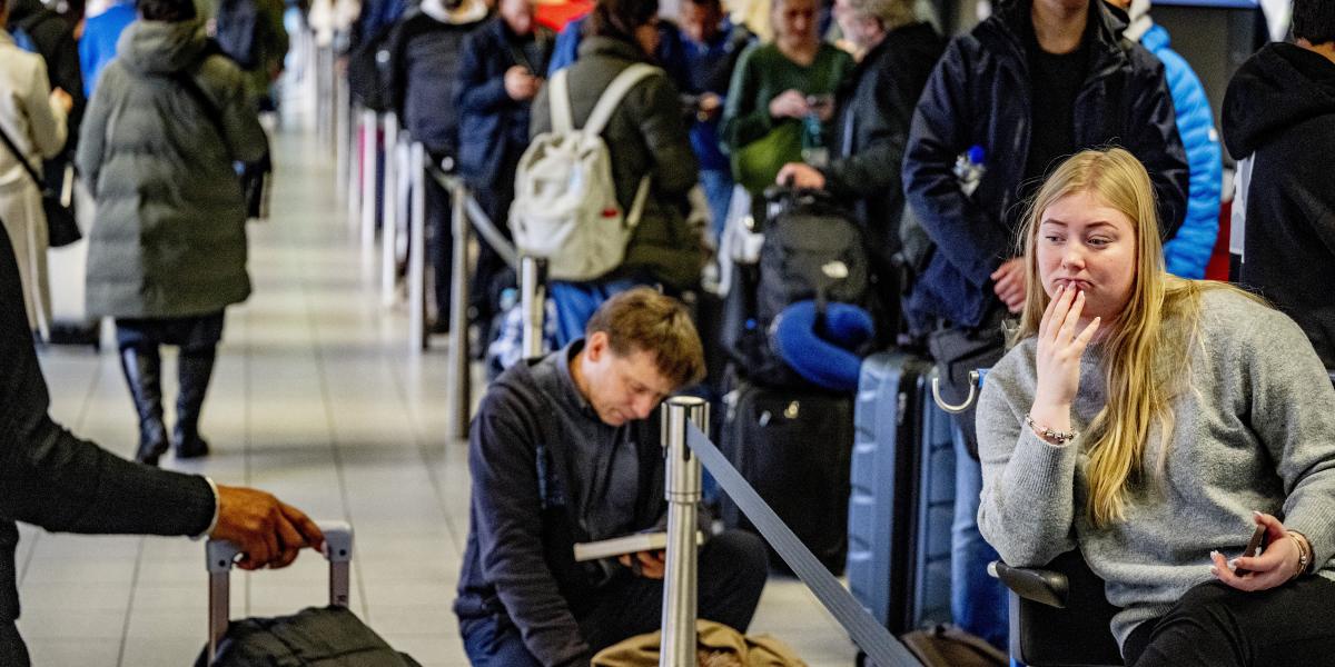 Várakozó utasok az amszterdami repülőtéren január 6-án 