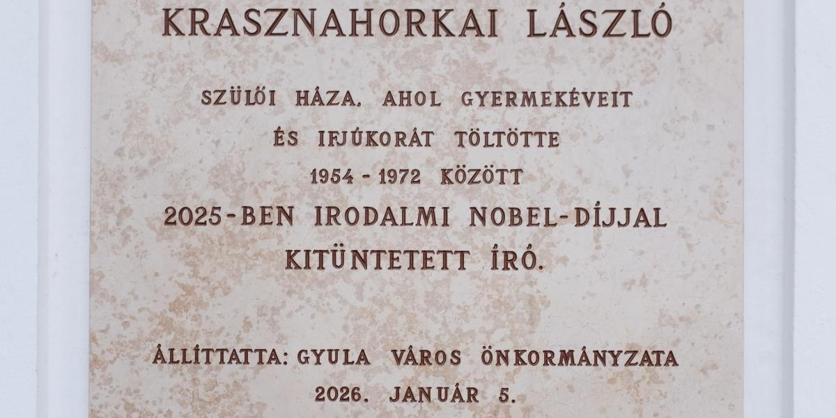 Az emléktáblával jelképesen szerettek volna visszaadni valamit Krasznahorkai Lászlónak, amit ő is adott Gyula városának: büszkeséget