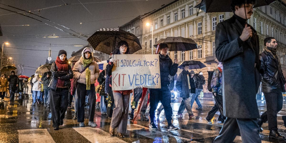Tavaly november. Néma Tanúk: Megemlékezés a nőgyilkosságok áldozatairól, felvonulás a nők elleni erőszak ellen Budapesten