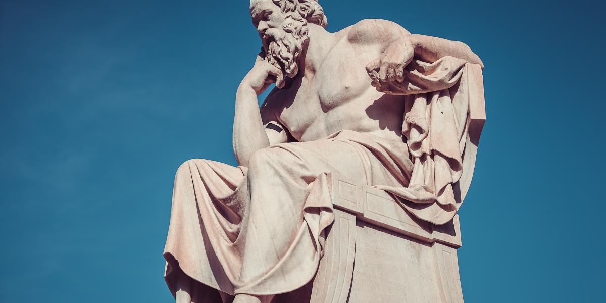 Gondolkodás és jellem egy személyben – Szókratész szobra Athénban