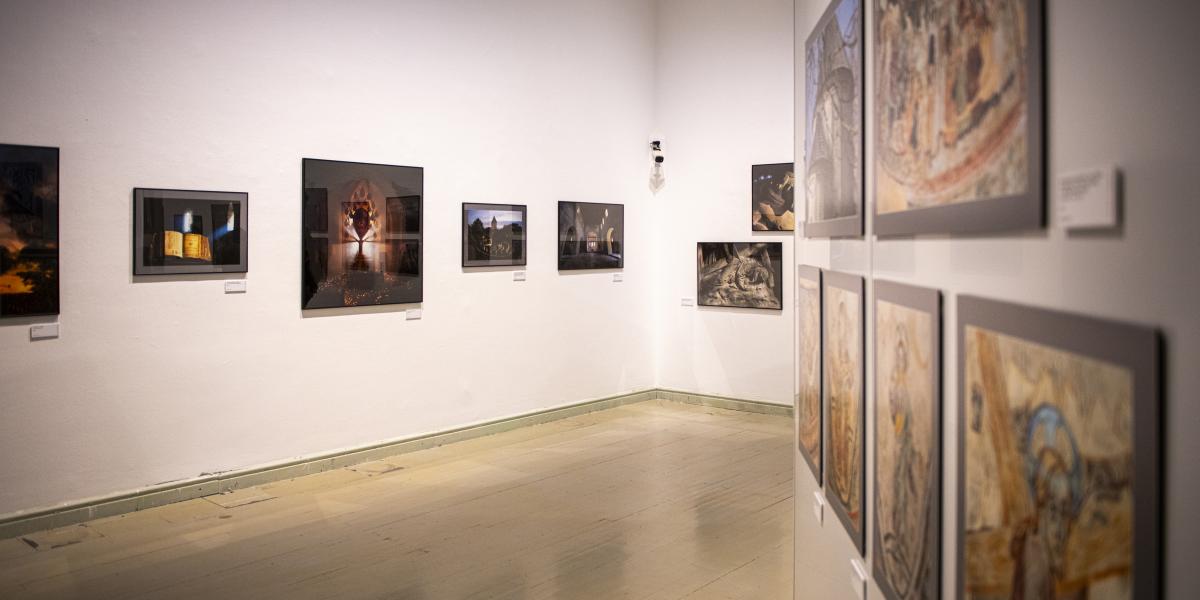 A kiállítás az ember házától az Isten házáig vezet, a második részében szerepel a gyöngyöspatai templom Jessza-fa oltára is