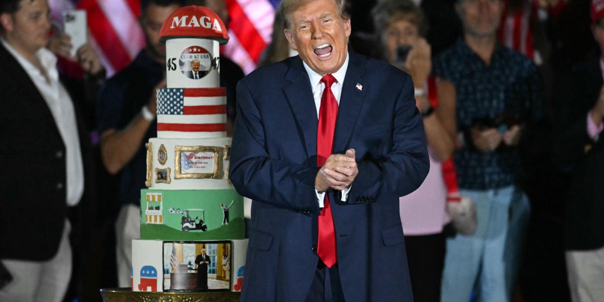 Donald Trump a születésnapi tortája mellett 2024. június 14-én.