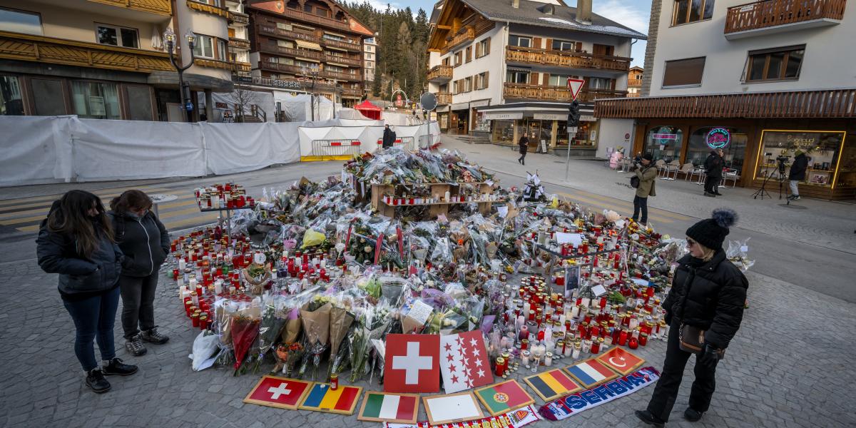 Virágok, gyertyák és üzenetek egy rögtönzött emlékműnél, a Constellation bár közelében, szilveszterkor pusztító tűzvész áldozatainak emlékére 2026. január 6-án.