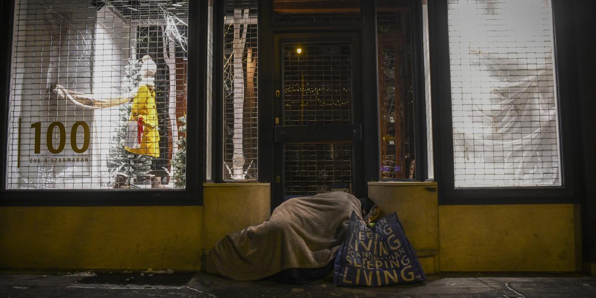 Egy bolt bejárata a Rákóczi úton. Kockázatos vállalkozás a szabadban éjszakázás