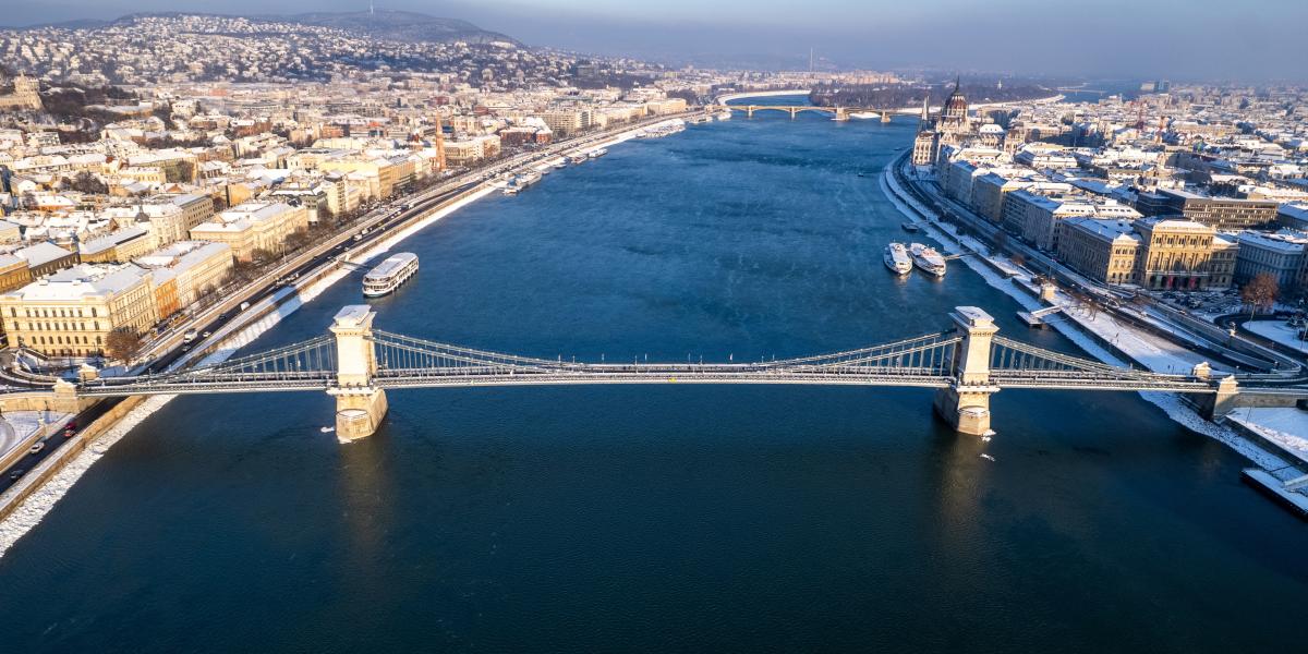 A Duna és a Lánchíd a behavazott Budapesten 2026. január 8-án